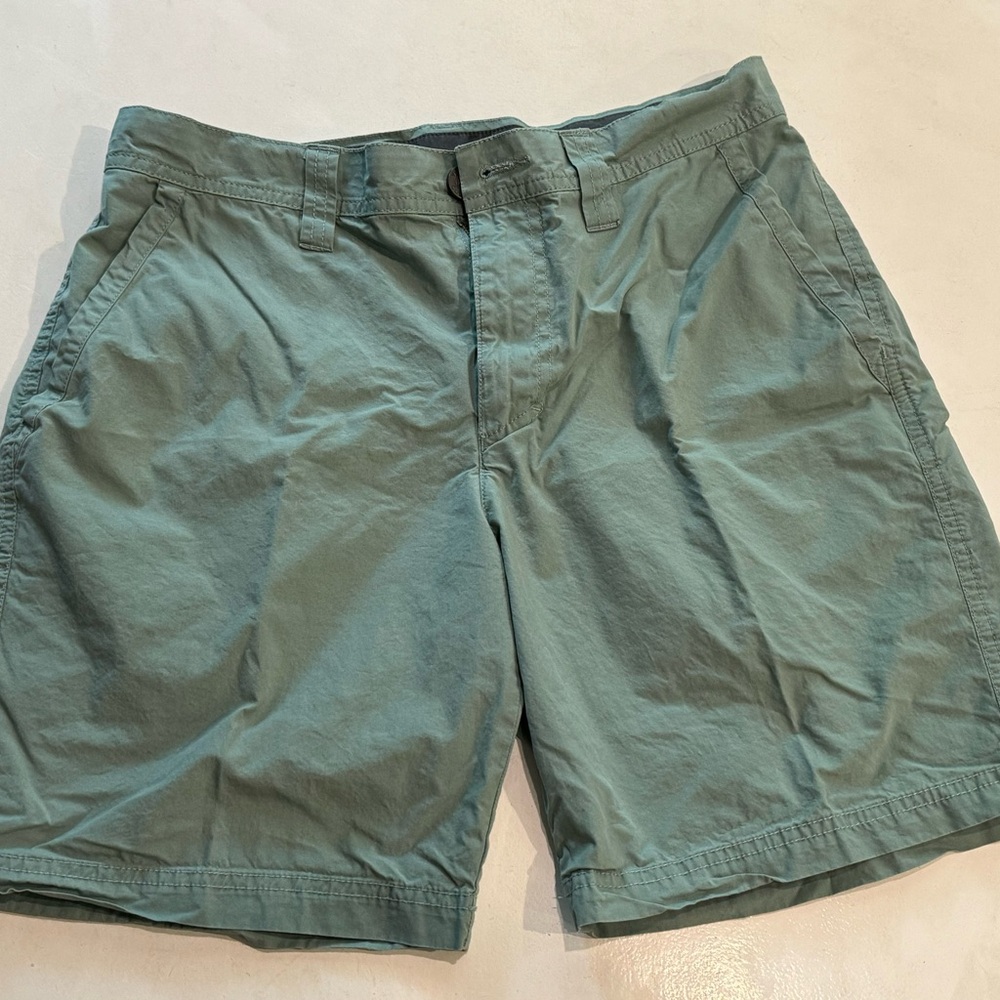 Columbia Men’s size 30” waist 8” inseam sage green shorts, excellent condition